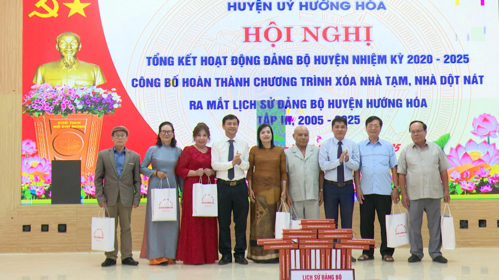 Hội nghị tổng kết hoạt động Đảng bộ huyện nhiệm kỳ 2020 - 2025; công bố hoàn thành chương trình xoá nhà tạm, nhà dột nát và ra mắt cuốn sách lịch sử Đảng bộ huyện Hướng Hoá tập III, giai đoạn 2005 - 2025